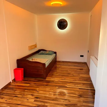Villa Independent House With Parking, Connecting Messe & Centre *