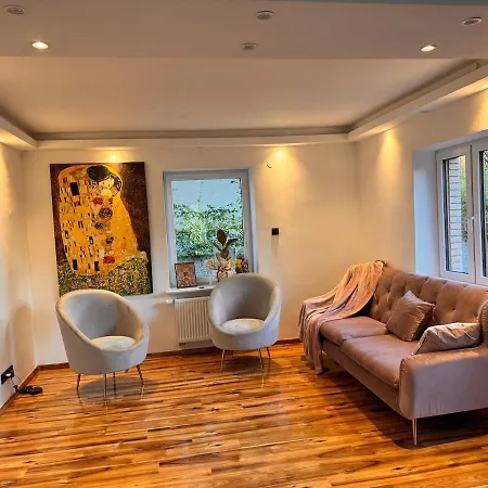 Independent House With Parking, Connecting Messe & Centre *